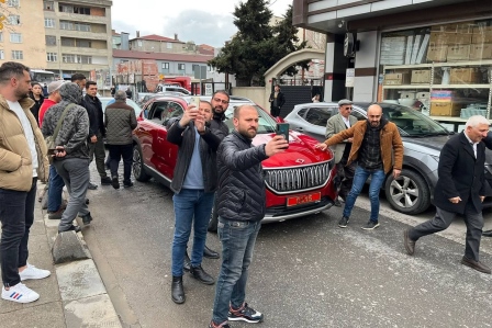 Sultanbeylili vatandaşlardan Togg otomobiline yoğun ilgi