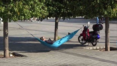 Taksim Meydanı'na hamak kurup sefa sürdü