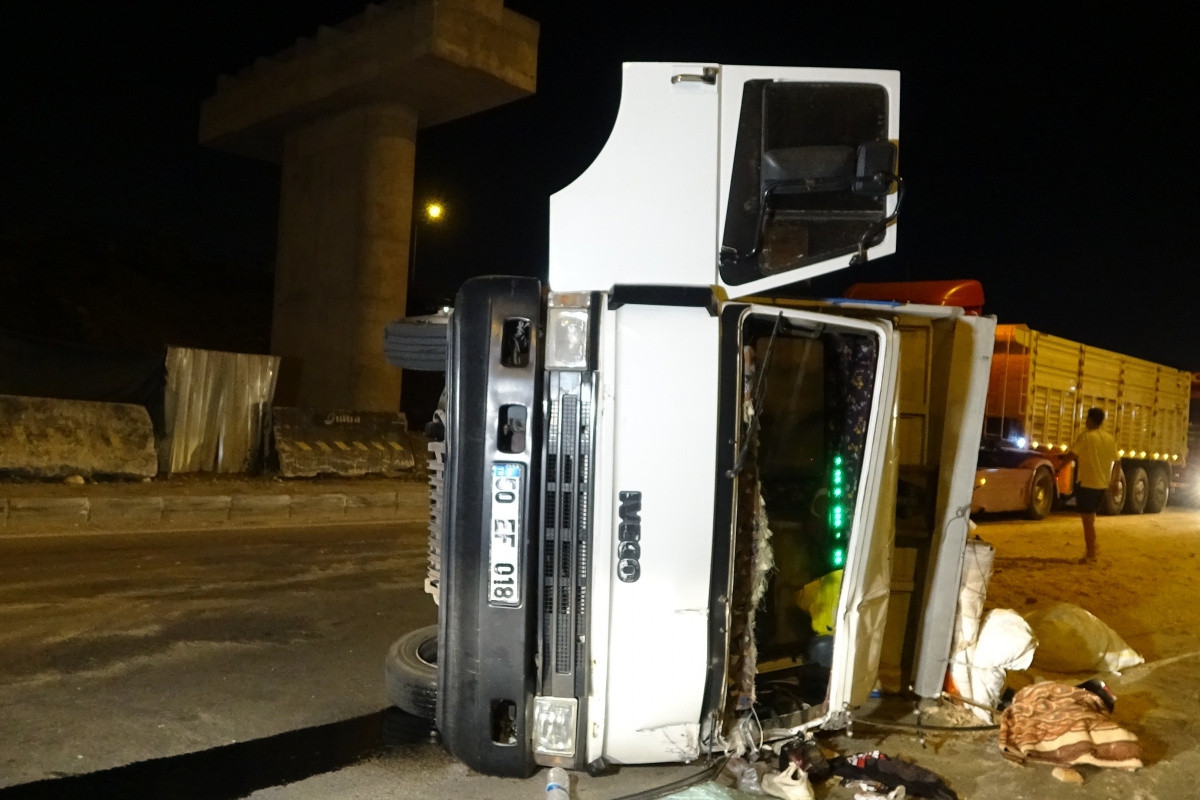 Talaş yüklü kamyon devrildi, 2 kişi yaralandı