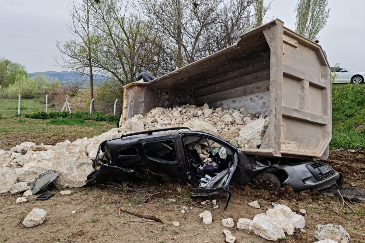 Taş yüklü kamyon çarpıştığı aracın üzerine devrildi: 1 ölü, 2 yaralı