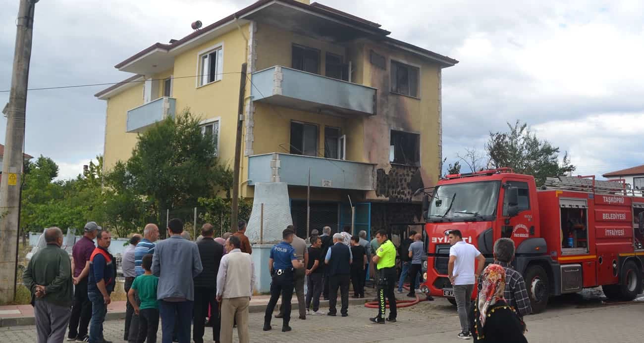 Televizyonun patlaması 3 katlı evi küle çevirdi
