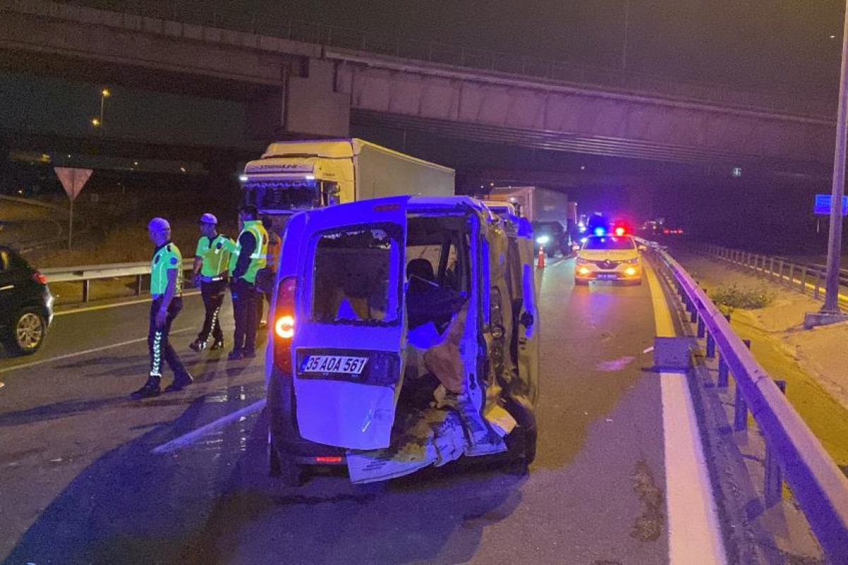 TEM'de kamyonet ile hafif ticari araç çarpıştı: 7 yaralı