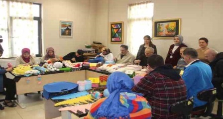 Toplum Ruh Sağlığı hastaları kendi elleriyle depremzedeler için ürünler yapıyor