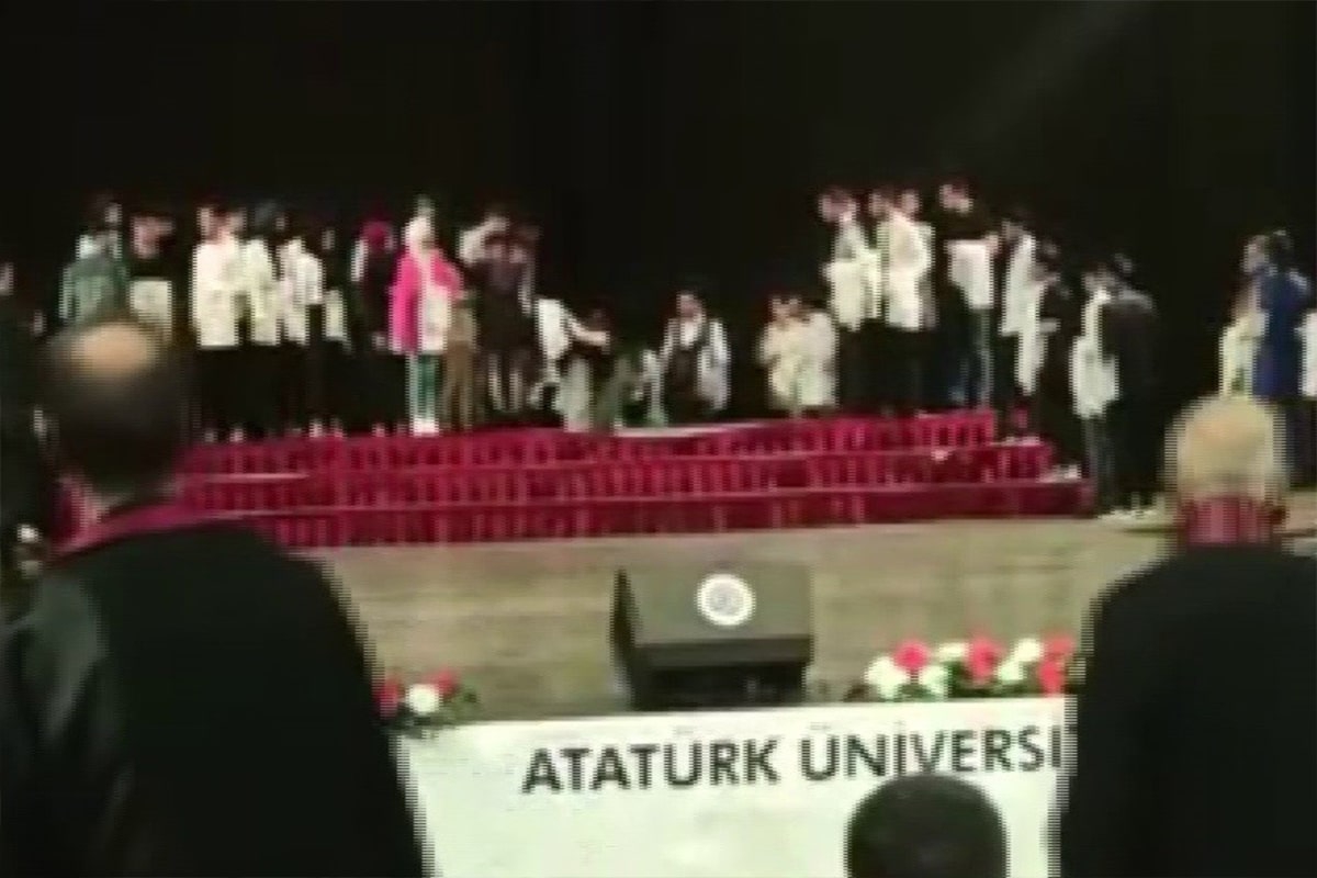 Törende öğrencileri taşıyan platform çöktü, faciadan dönüldü