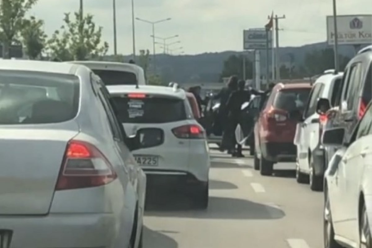 Trafiği kapatan düğün konvoyuna haklı isyan