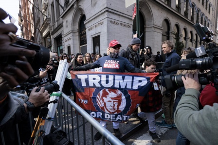 Trump, yarın hakim karşısına çıkmak üzere New York'a hareket etti