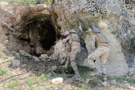 Tunceli'de teröristlerin inlerine girildi