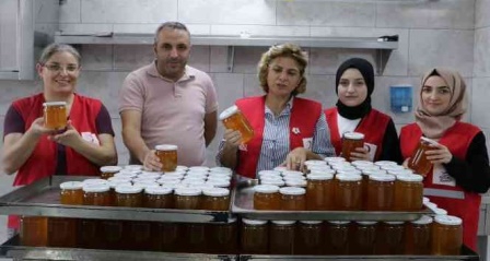 Türk Kızılay'ın kadınları Palandöken'de bal üretti