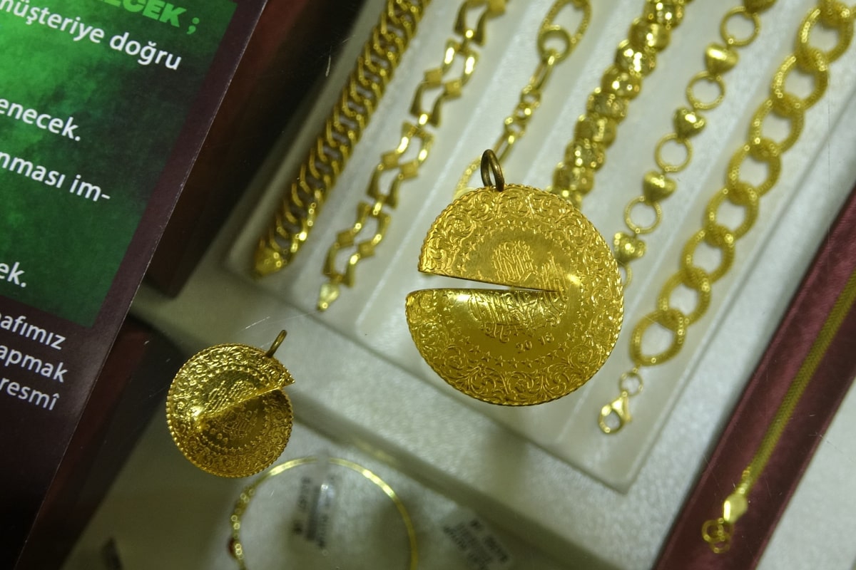 Türkiye'de bir ilk: Kuyumcular Odası Başkanı makası eline aldı düşük ayarlı altınları doğradı