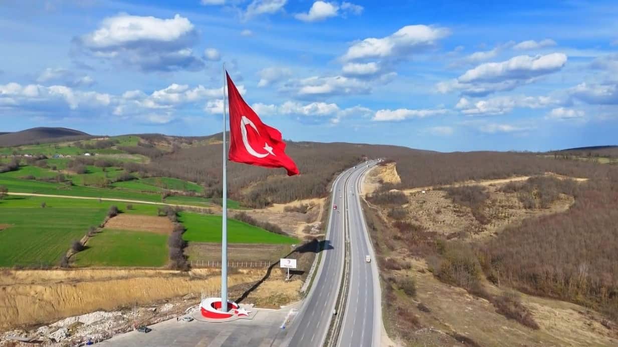 ’Türkiye’nin en büyük bayrağı’ Samsun semalarında