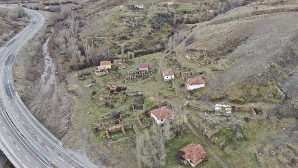 Üç harfliler söylentisi köyün terk edilmesine neden oldu