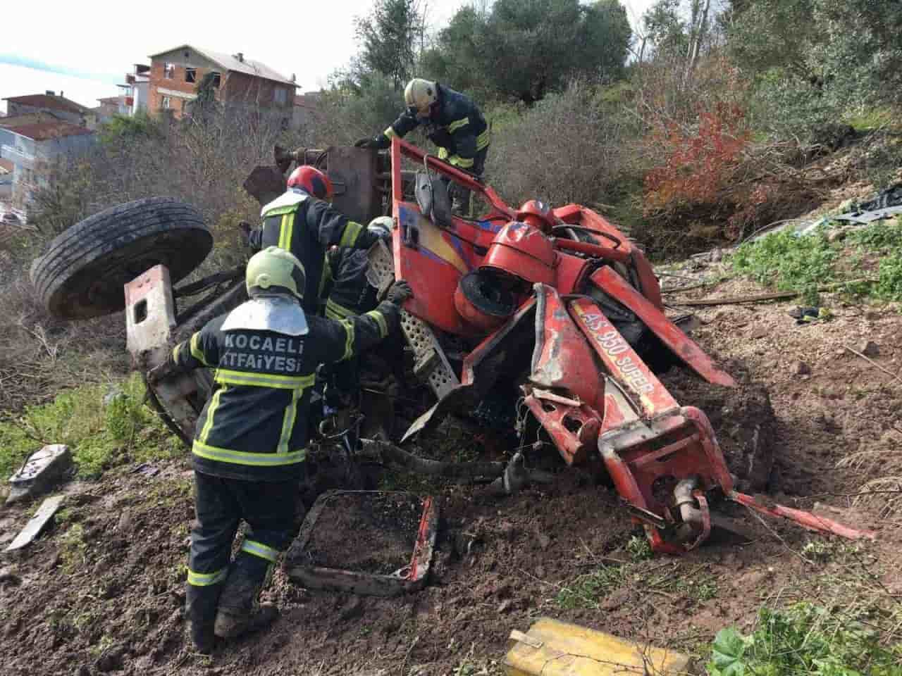 Uçuruma yuvarlanan vinç yüklü kamyon paramparça oldu: 1 ölü