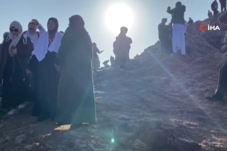 Umre için Suudi Arabistan'a gelen müslümanlar, Uhud Dağı'nı ziyaret ediyor
