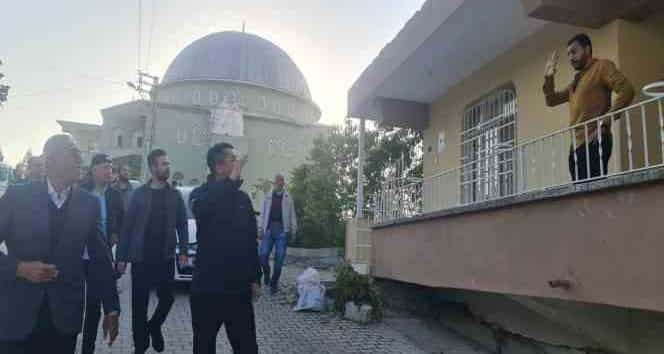 Vali Memiş, Hatay'da vatandaşların bayramını kutladı, depremde hayatını kaybedenler için dua etti