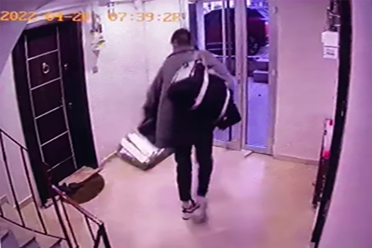 Valizle ayakkabı çalan hırsız kamerada