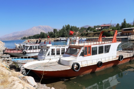 Van Gölü suyunun çekilmesiyle balıkçı tekneleri karaya oturdu