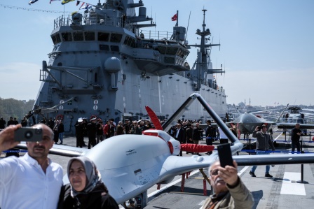 Vatandaşlar TCG Anadolu gemisindeki SİHA'lara yoğun ilgi gösterdi