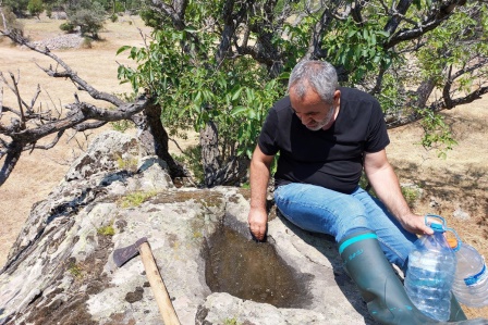 Yaban hayvanları susuz kalmasın diye dağ dağ gezip oyukları temizliyor