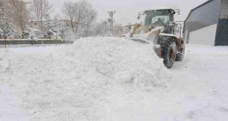 Yakutiye Belediyesi ekiplerinin karla mücadelesi devam ediyor