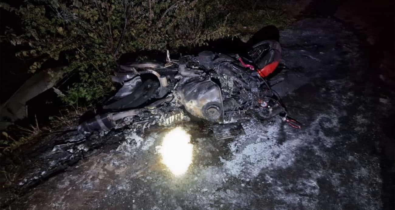 Yarış yaparken farları yanmayan otomobile çarpan motosikletler paramparça oldu: 1 ölü