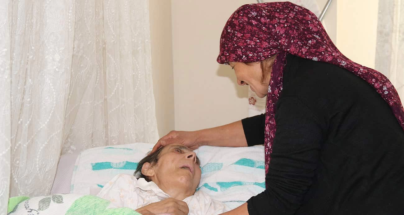 Yatağa bağlı annesine bakmak için belediyedeki işini bırakan kadın, diktiği tokalarla geçimini sağlıyor