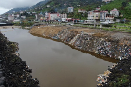 Yeşille mavinin birleştiği Karadeniz'e yakışmayan görüntü