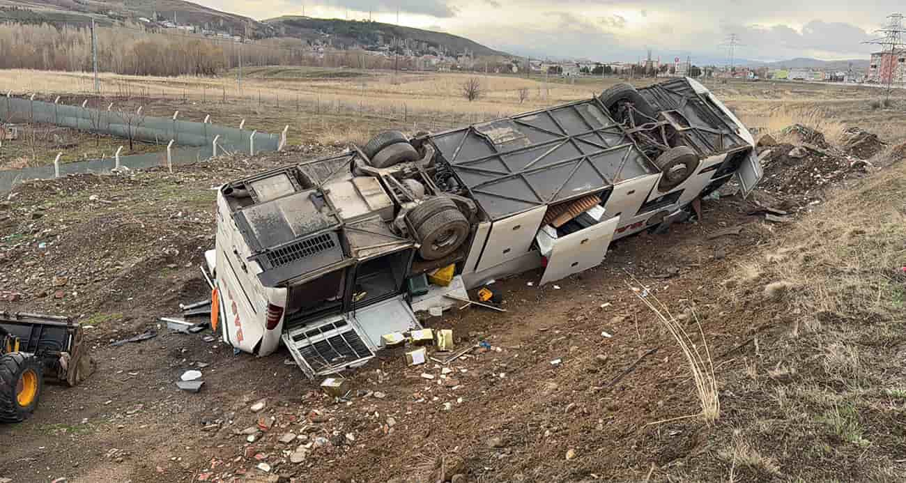 Yoldan çıkan otobüs tarlaya uçtu: 2 ölü, 25 yaralı