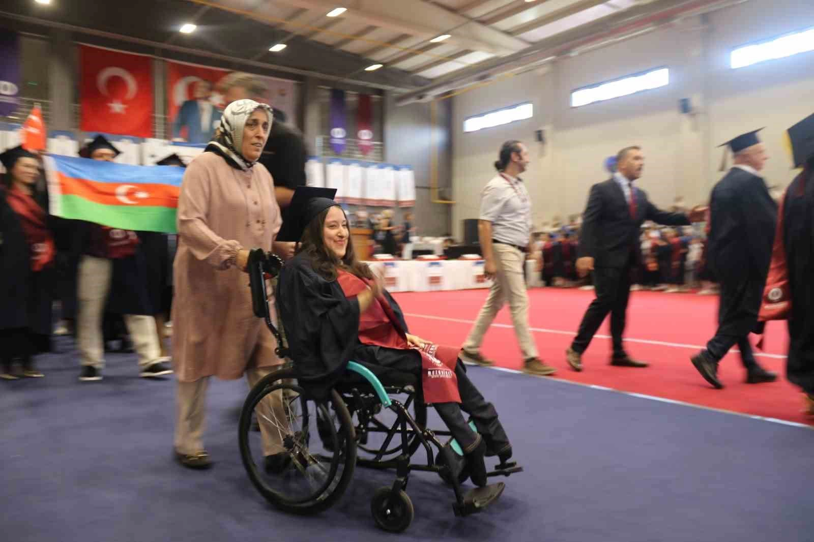 Yüzde 90 engelli kızının eğitimi için 21 yıldır çabalayan anne mezuniyet gururu yaşadı