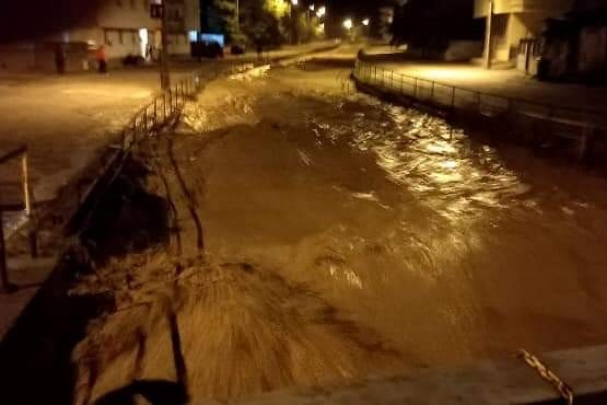 Zonguldak'ın Gökçebey ilçesinde taşan dereler sebebiyle sel nöbeti tutuluyor